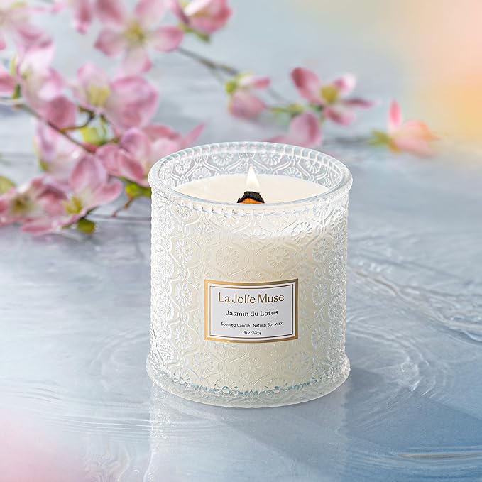 LA JOLIE MUSE Jasmin du Lotus Candle - Ivy, Jasmine, Cedarwood | 19 oz Large Wooden Wick Candle | Natural Soy Wax | 90 Hours Clean Burn | Gift-Ready for Hosts & Gatherings | Modern Home Decor